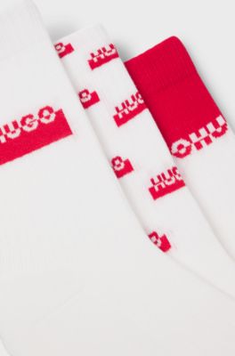 Pakke med tre par str&oslash;mper i kort l&aelig;ngde med opdelte logoer, Hvid