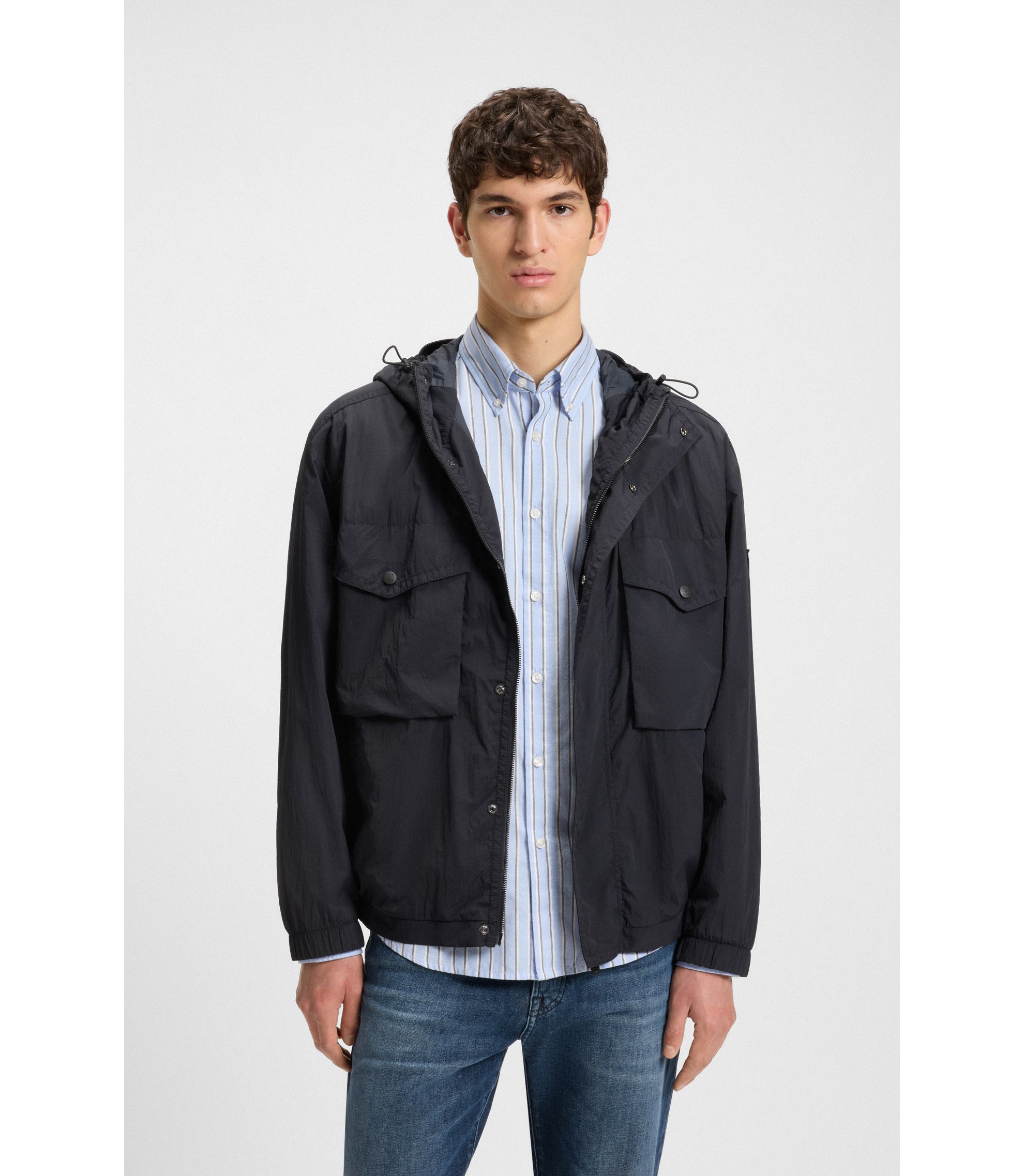 Wasserabweisende Jacke mit Kapuzenschirm