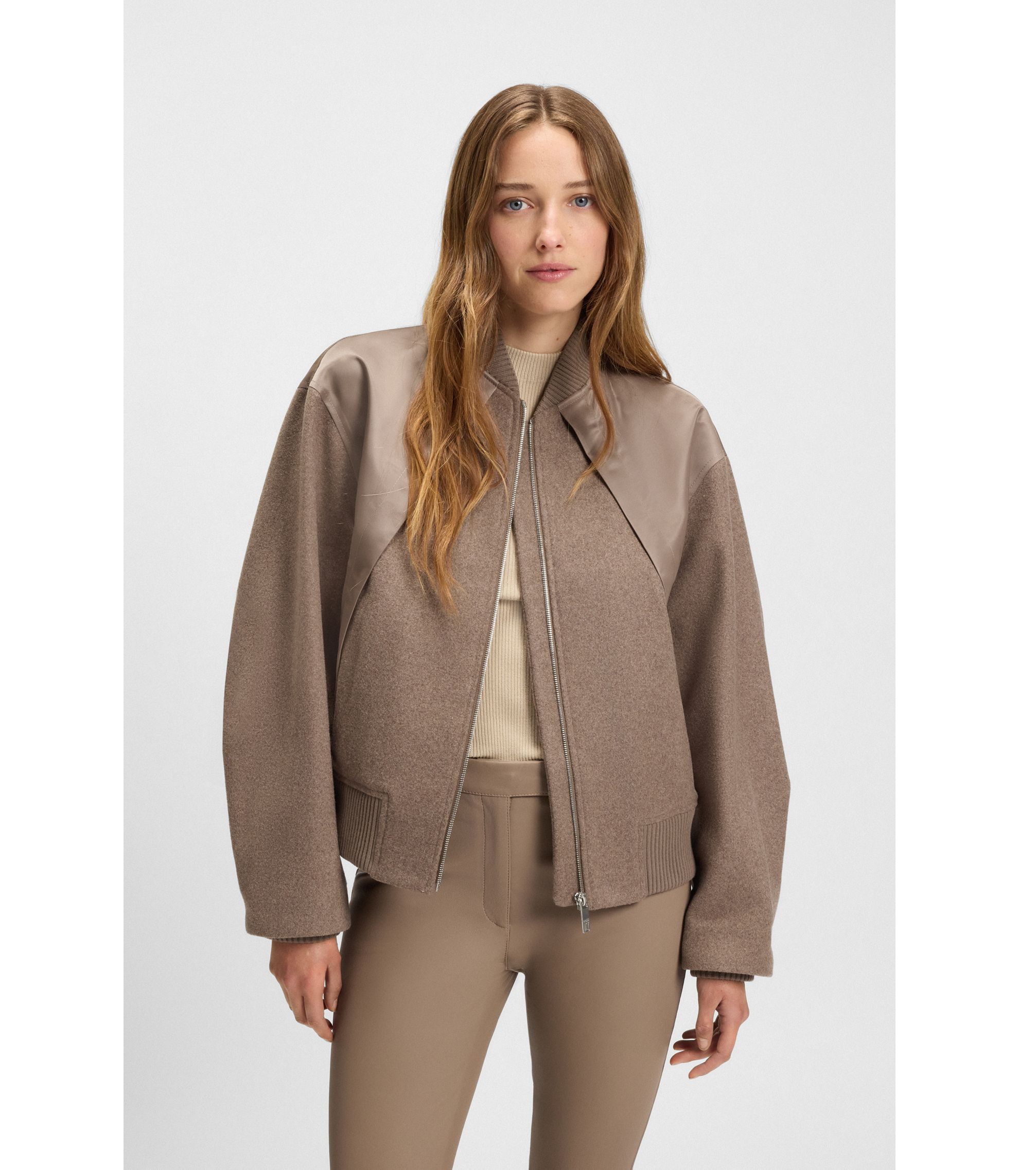 Bomberjacke aus verschiedenen Geweben