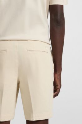 Slim-Fit Shorts aus strukturierter Stretch-Baumwolle, Hellbeige