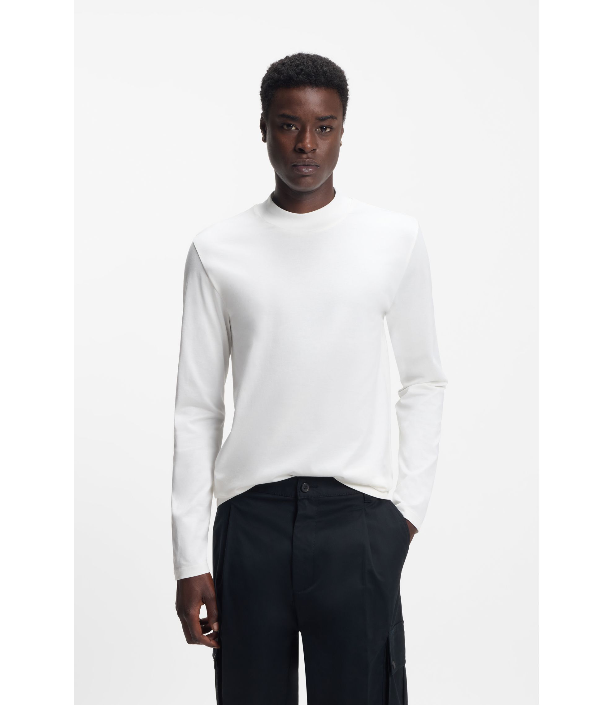 Slim-Fit T-Shirt aus merzerisierter Baumwolle mit Stehkragen