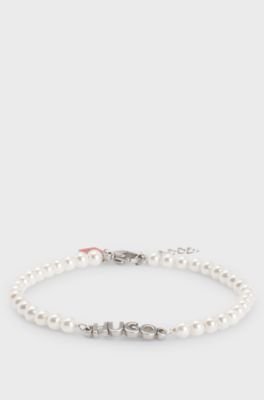 Armband met parels en metalen logoplaatje, Wit