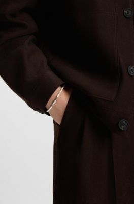 Brazalete de perlas con placa met&aacute;lica con logo, Blanco