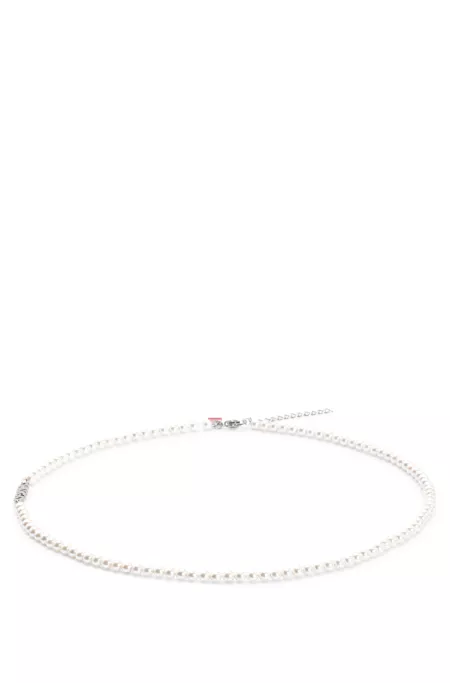 Pearl necklace with hardware logo plaque