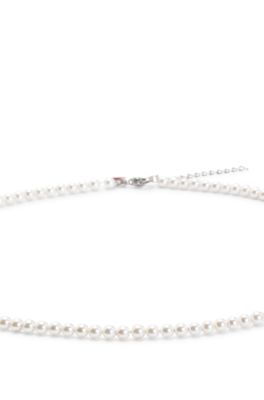 Pearl necklace with hardware logo plaque, White