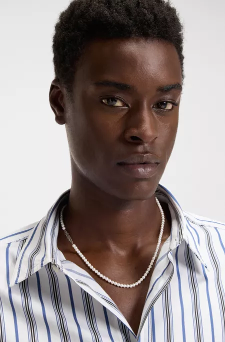 Pearl necklace with hardware logo plaque