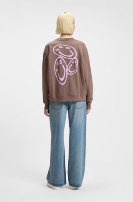 All-gender sweatshirt with Happy HUGO artwork, Brown