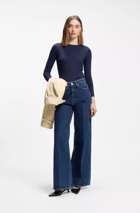 Top de punto elástico con logo apilado estampado