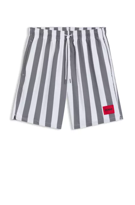 Bañador tipo shorts con rayas anchas y etiqueta con logo