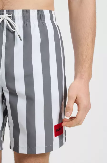 Short de bain à rayures larges et étiquette logotée