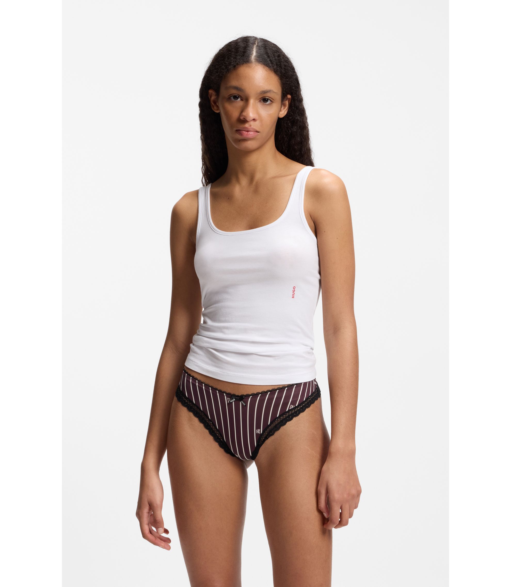 String aus elastischer Mikrofaser mit Spitzenbesatz