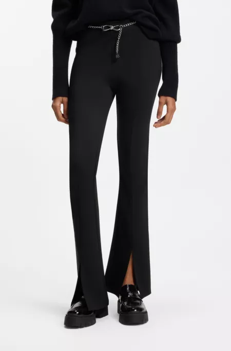 Hose mit ausgestelltem Bein, Schlitzen auf der Vorderseite und Kettengürtel