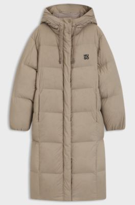 Lange Daunenjacke mit Kapuze und Stack-Logo-Print, Hellbeige
