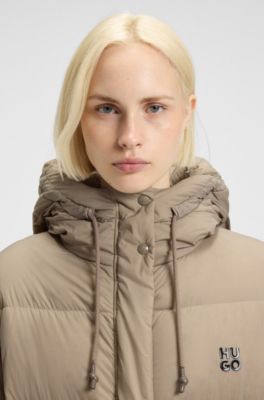 Lange Daunenjacke mit Kapuze und Stack-Logo-Print, Hellbeige