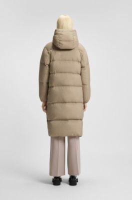Lange Daunenjacke mit Kapuze und Stack-Logo-Print, Hellbeige