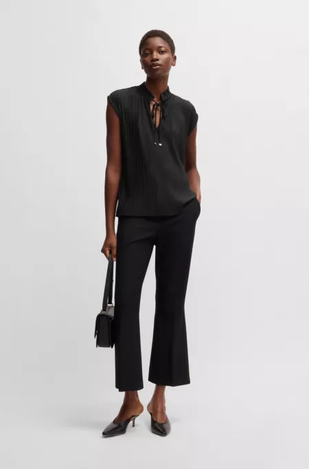 Sleeveless active top in stretch fabric with plissé pleats