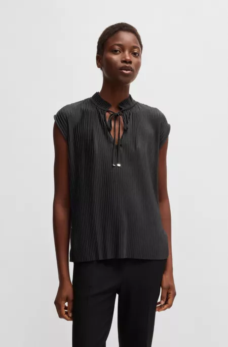 Sleeveless active top in stretch fabric with plissé pleats