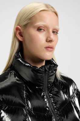 Hochgl&auml;nzende Steppjacke mit Logo-Aufn&auml;her aus Silikon, Schwarz