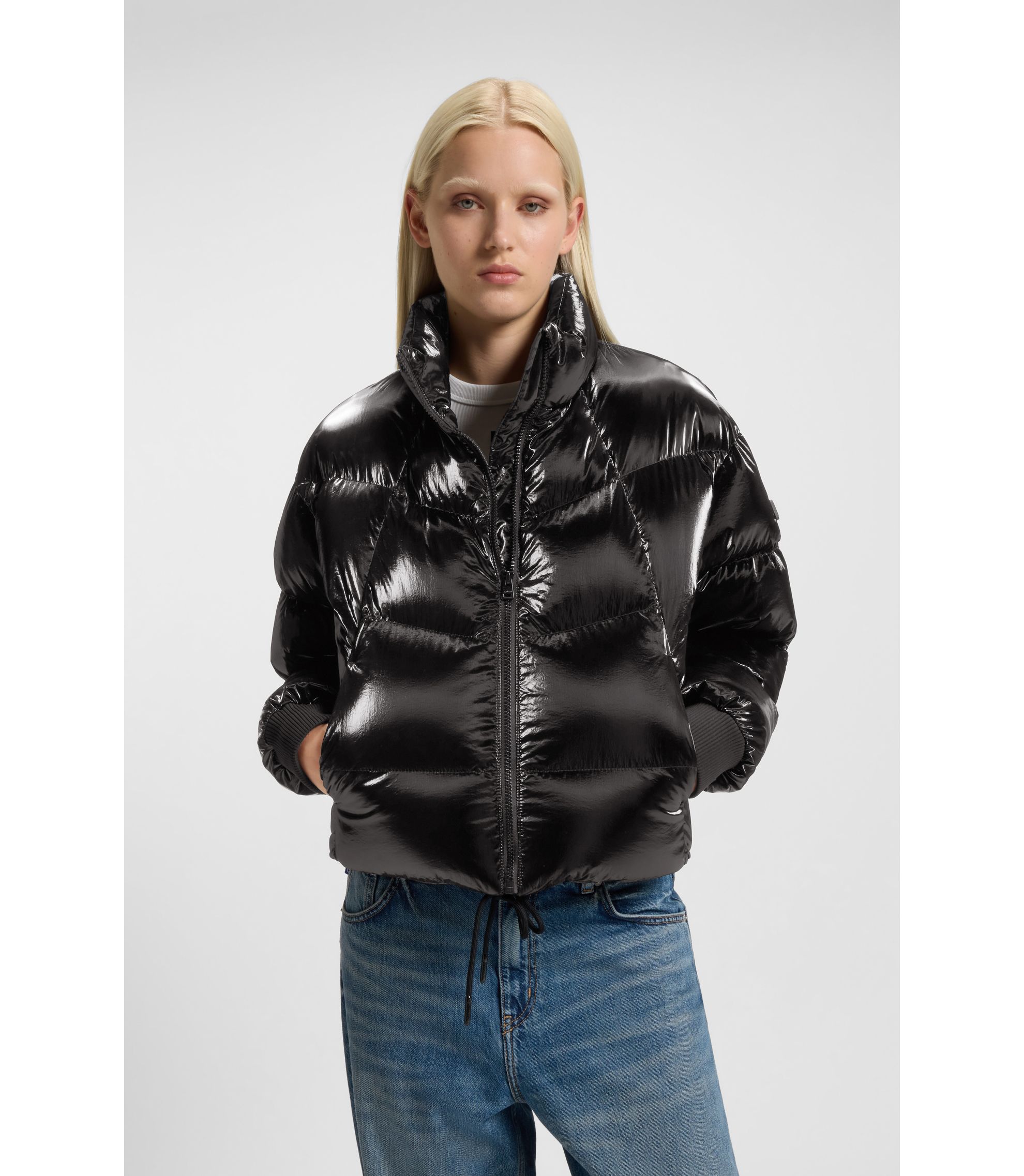 Hochglänzende Steppjacke mit Logo-Aufnäher aus Silikon