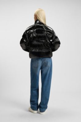 Hochgl&auml;nzende Steppjacke mit Logo-Aufn&auml;her aus Silikon, Schwarz