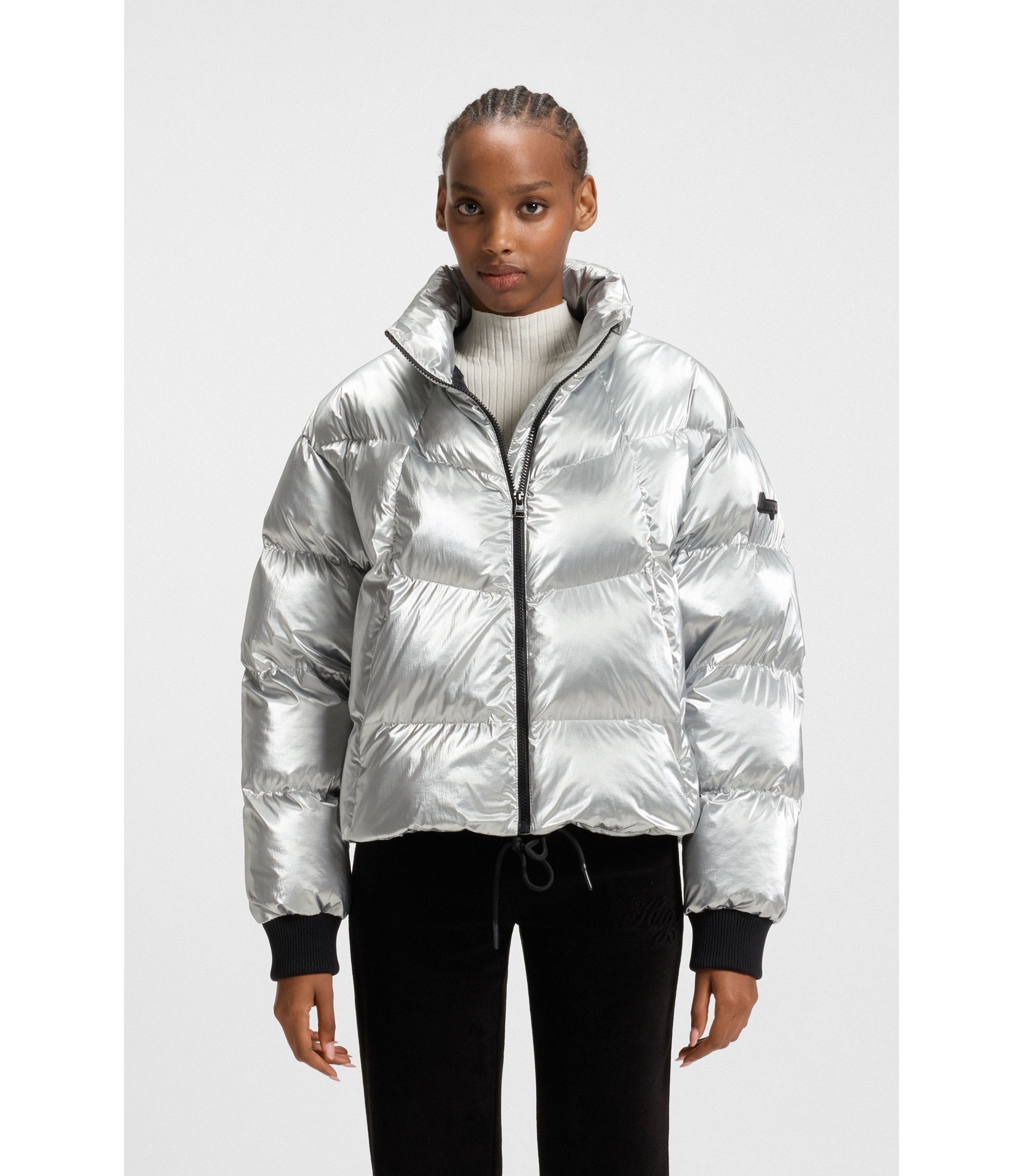 Hochglänzende Steppjacke mit Logo-Aufnäher aus Silikon