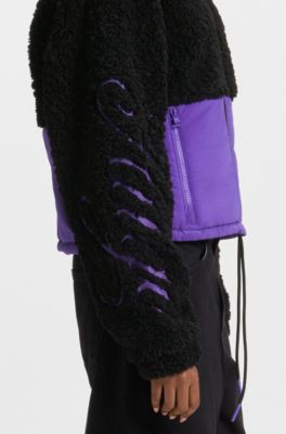 Giubbotto in peluche a blocchi di colore con logo ricamato, Nero