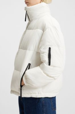 Water-repellent puffer jacket with detachable hood, White