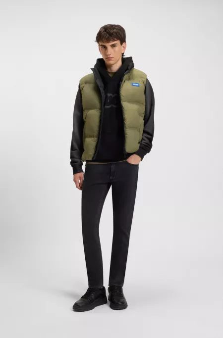 Water-repellent gilet with logo label