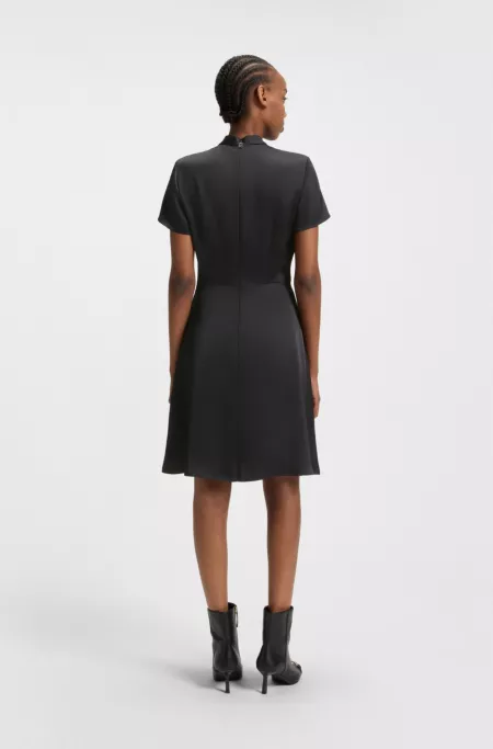 Robe Regular en satin avec encolure drapée