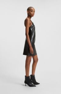Minikleid aus Kunstleder mit Trägern und geprägtem Muster, Schwarz
