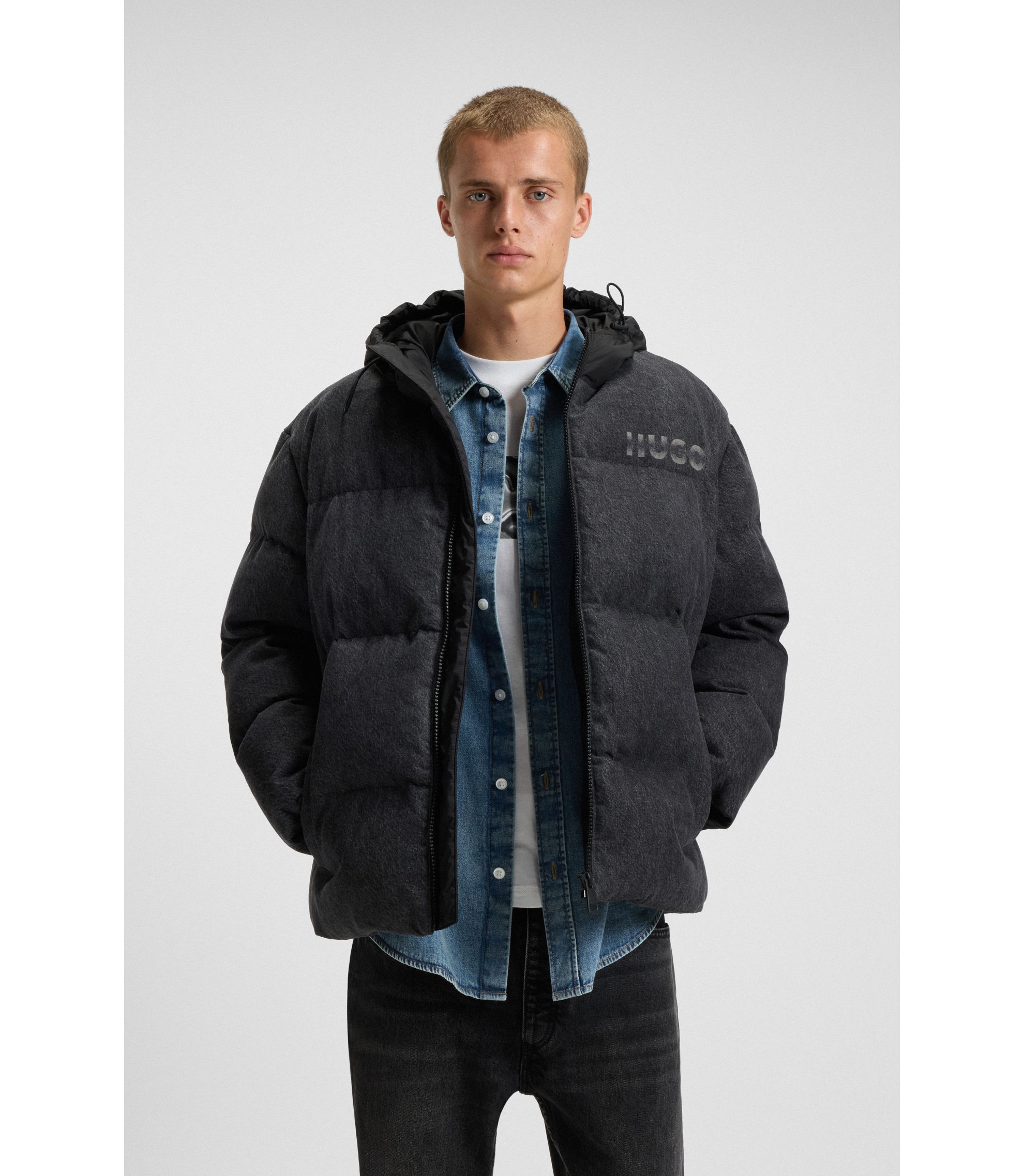 Wattierte Relaxed-Fit Jacke aus schwarzem Denim mit Logos