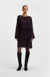 Pliss&eacute;jurk met gesmokte tailleband, Donkerpaars