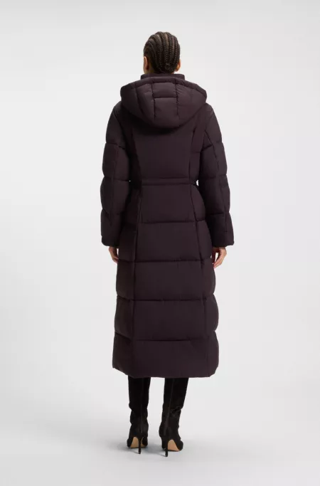 Abrigo largo acolchado con detalle de cinturón metalizado