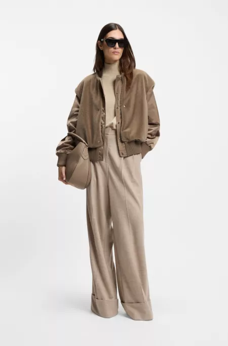 Veste en satin avec gilet sans manches amovible en fourrure synthétique