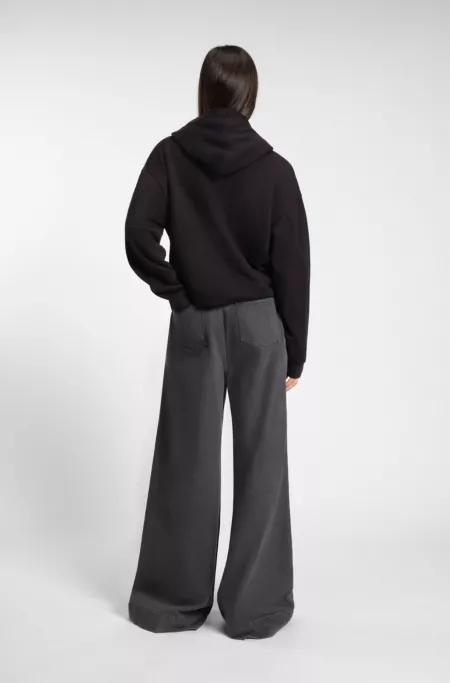 Wide-leg belted jeans with front pleats