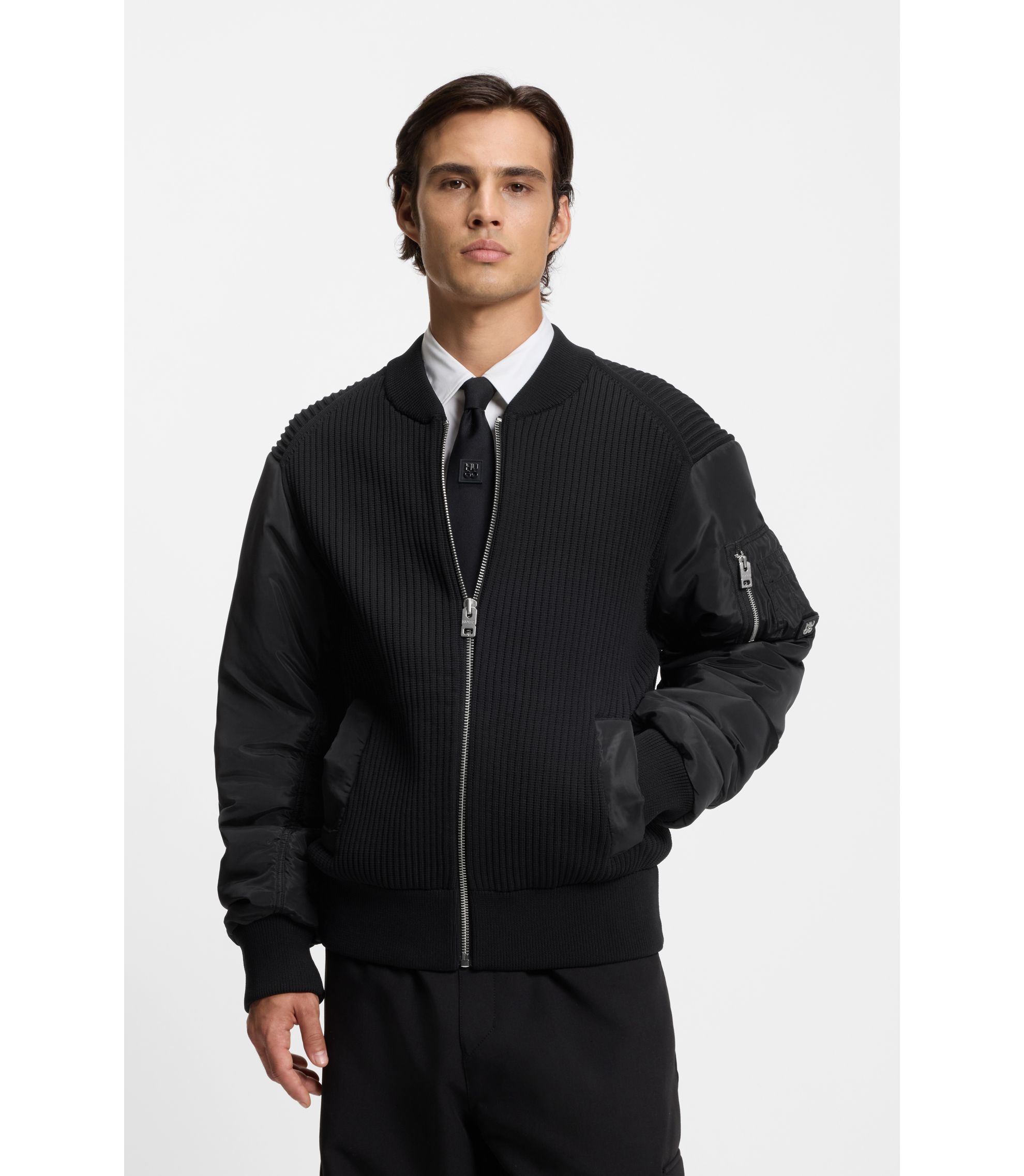 Strickjacke mit kontrastfarbenen Ärmeln