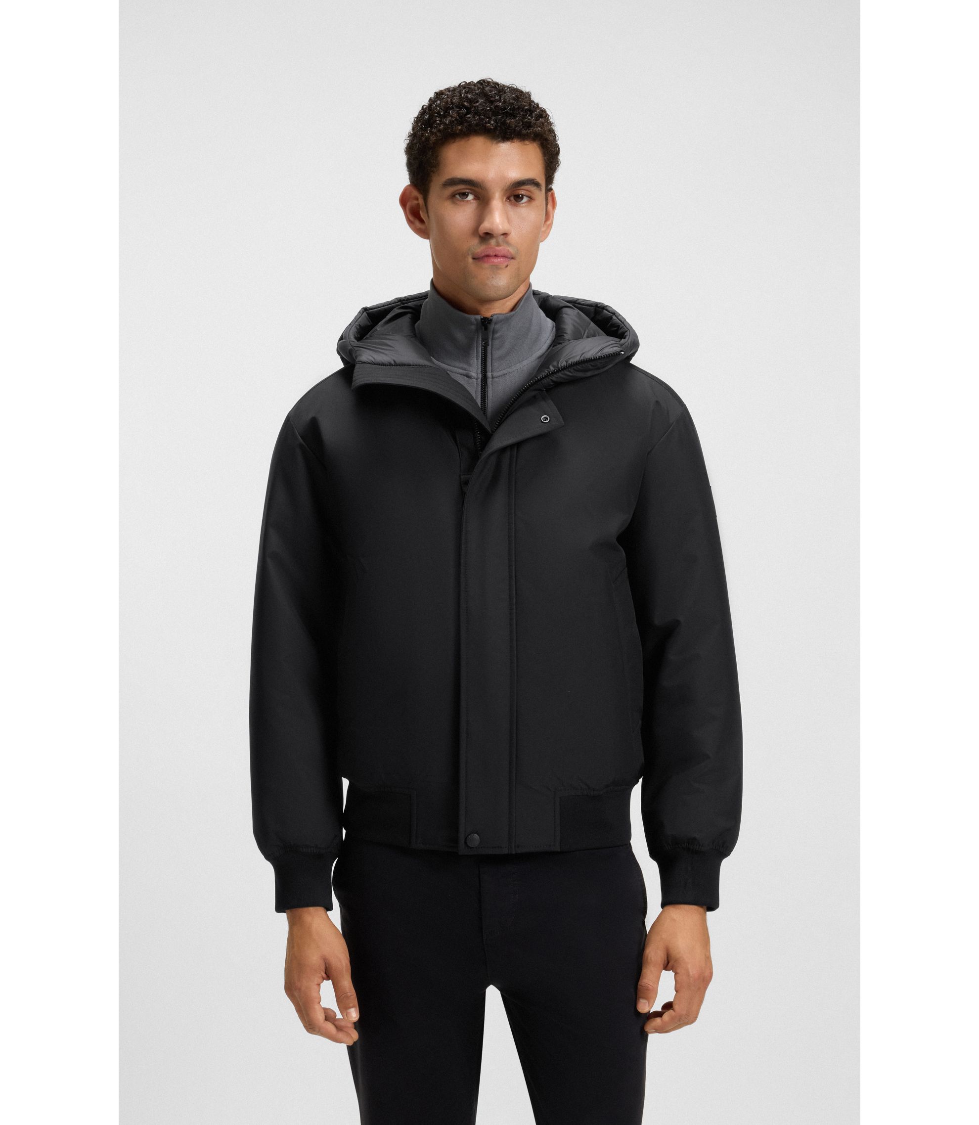 Wasserabweisende Jacke mit kontrastierendem Einsatz