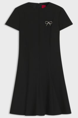 Vestito dalla linea svasata con inserti a godet e spilla a forma di fiocco, Nero