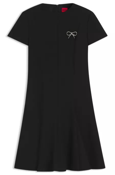 Robe à la coupe évasée avec empiècements godets et broche nœud
