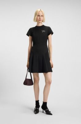 Vestito dalla linea svasata con inserti a godet e spilla a forma di fiocco, Nero