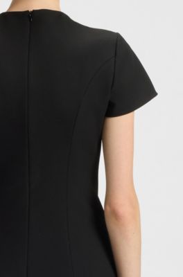 Vestito dalla linea svasata con inserti a godet e spilla a forma di fiocco, Nero