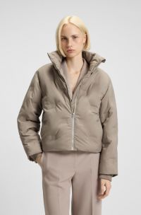 Chaqueta acolchada repelente al agua con detalle de logo apilado en relieve, Beige claro