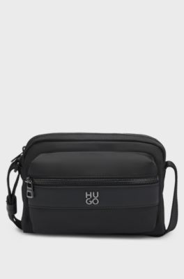 Crossbodytas van keperstof met metalen tweedelig logo, Zwart
