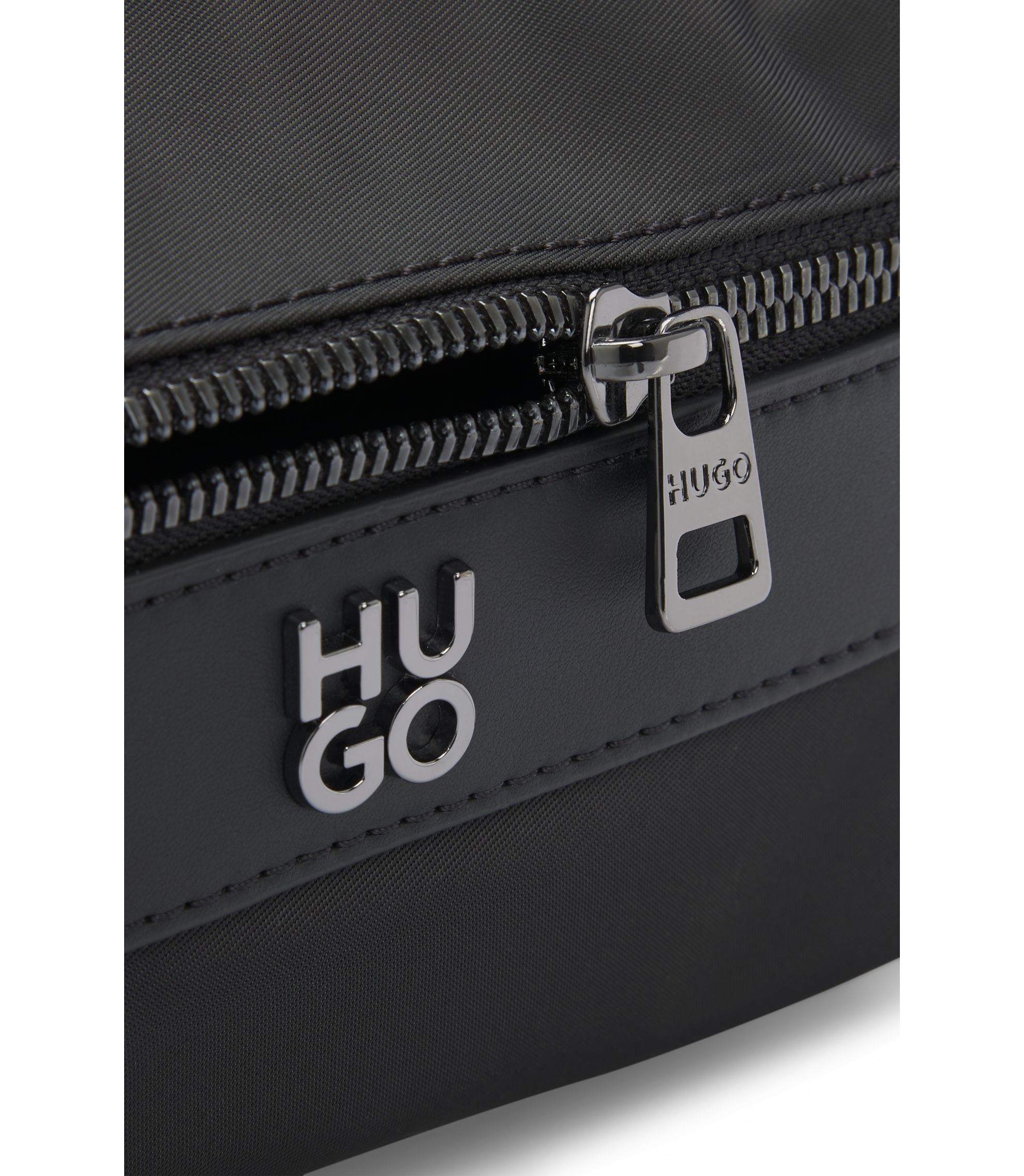 HUGO - ツイル クロスボディバッグ メタルスタックロゴ - ブラック