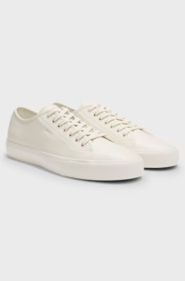Low-top trainers in grained faux leather, Light Beige
