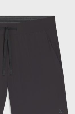 Sportive Shorts mit Vier-Wege-Stretch und wasserabweisendem Finish, Schwarz