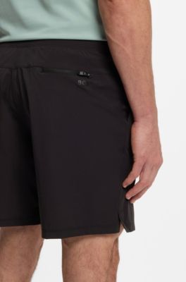 Sportive Shorts mit Vier-Wege-Stretch und wasserabweisendem Finish, Schwarz