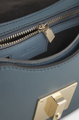 Ariell shoulder bag in grained leather, Light Blue