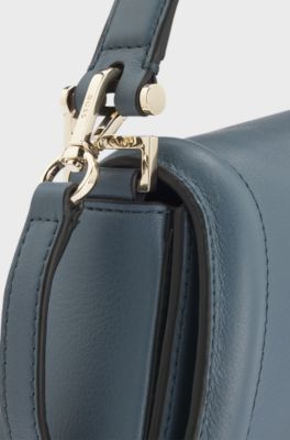 Borsa a spalla Ariell in pelle martellata, Celeste