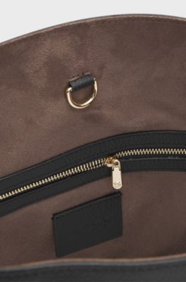 Bucket bag in grained leather, Black